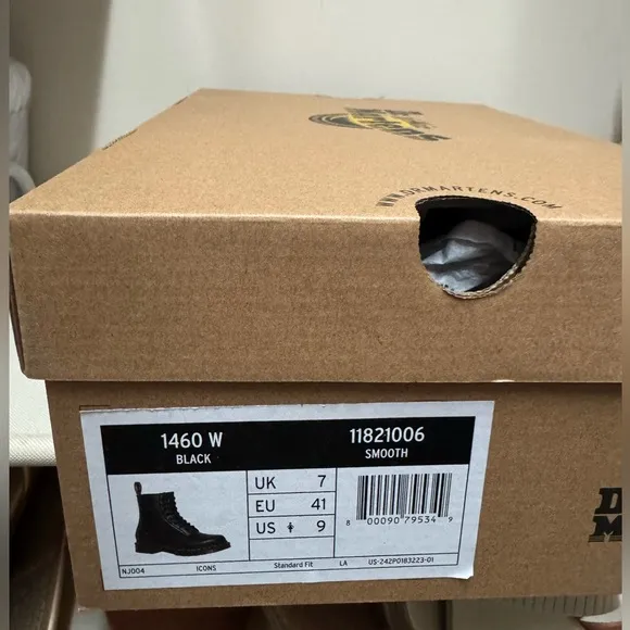 NEW - 1460 WOMEN'S SMOOTH LEATHER LACE UP BOOTS in Black - Size 9