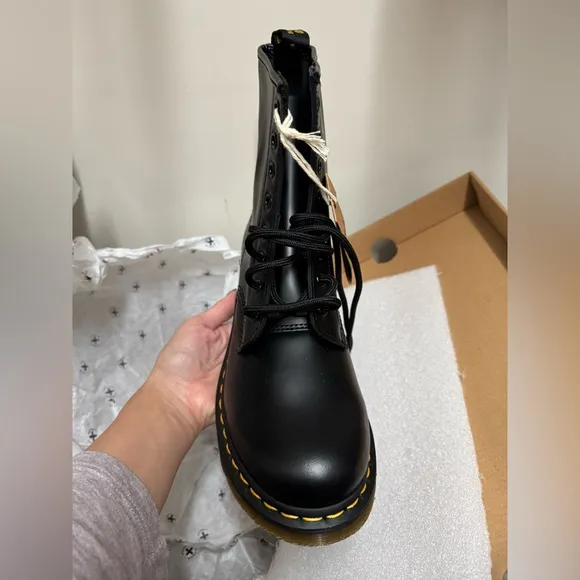 NEW - 1460 WOMEN'S SMOOTH LEATHER LACE UP BOOTS in Black - Size 9