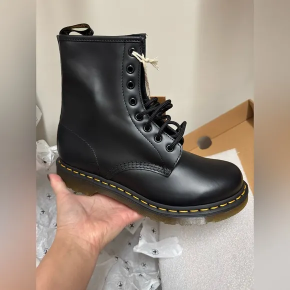 NEW - 1460 WOMEN'S SMOOTH LEATHER LACE UP BOOTS in Black - Size 9