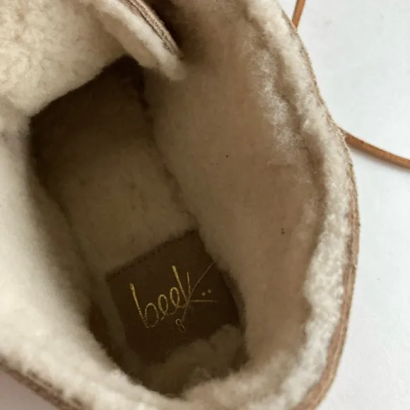 New Beek Cream Suede Sheepskin Leather Low Top Lace Up Boots size 8