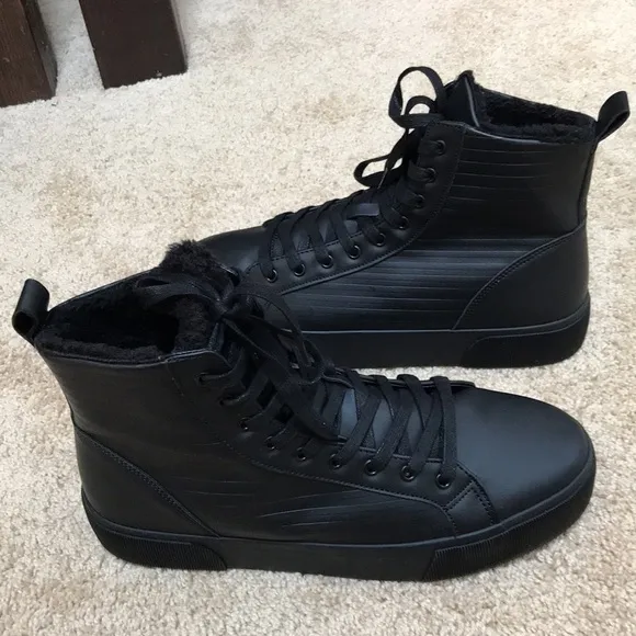 New! Bershka men’s 9, lined high top sneakers.