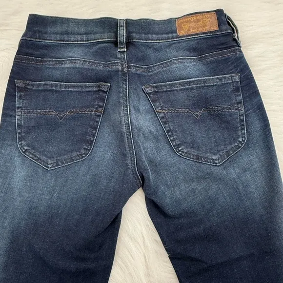 New Diesel Womens Boot Cut blue Jeans Classic Style.      Size 24x30