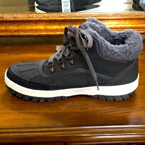 New Men’s Weatherproof lace up sneaker boots with suede leather.  Size 8. Grey.