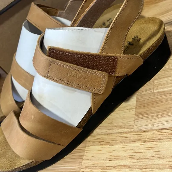 NEW NAOT 9, 40 Kayla Neutral Beige Tan Leather Supportive Popular Sandals