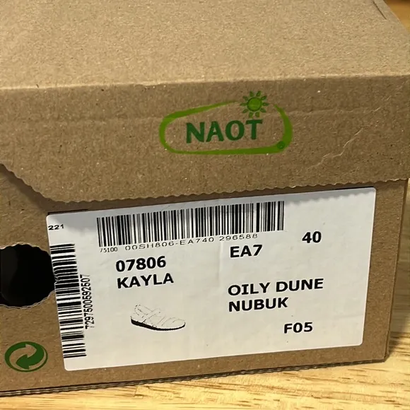 NEW NAOT 9, 40 Kayla Neutral Beige Tan Leather Supportive Popular Sandals