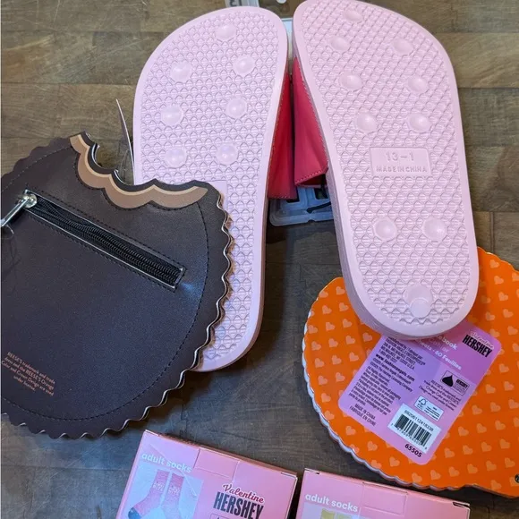 NEW Reese's Slide Sandals Sz 1 Notepad Socks Zipper Bag Reese’s Gift Set Lot