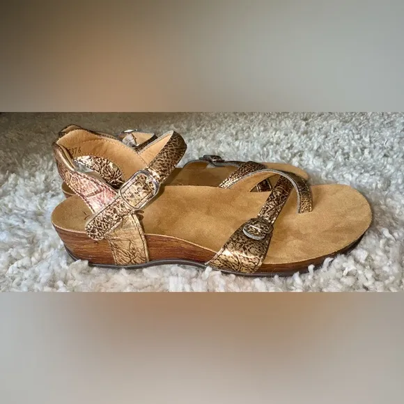 NEW SAS Pampa Sandals with Toe Loop in Copper and Gold