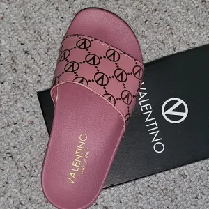 New Valentino Pink Gold Sandals SLIDES Saks 5th Ave Interlocking Pattern US 7.5