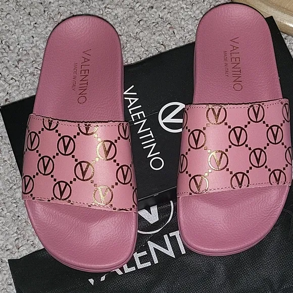 New Valentino Pink Gold Sandals SLIDES Saks 5th Ave Interlocking Pattern US 7.5