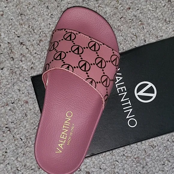 New Valentino Pink Gold Sandals SLIDES Saks 5th Ave Interlocking Pattern US 7.5