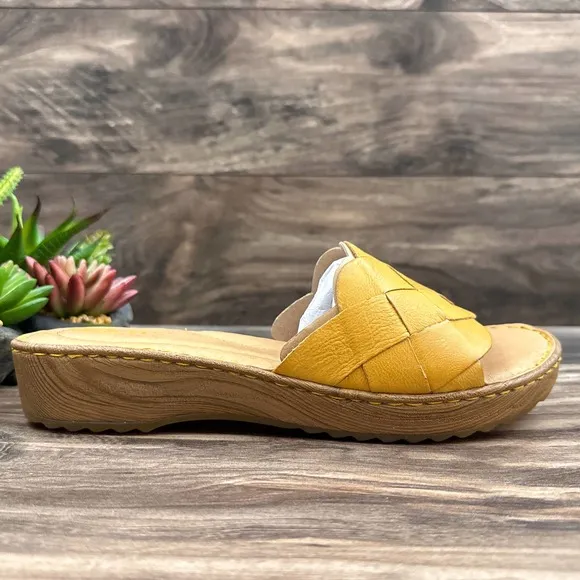 NIB Born Aleah 8M 39 Leather Slide Sandals Yellow
