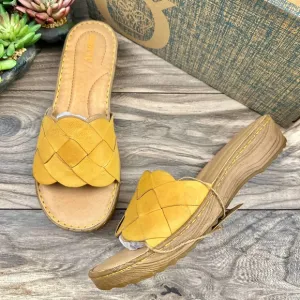NIB Born Aleah 8M 39 Leather Slide Sandals Yellow