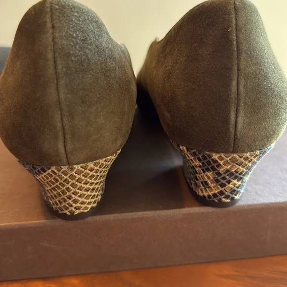 nib Chie Mihara “Rocal” Suede Low Heeled Loafers – in Olive Green size 9.5