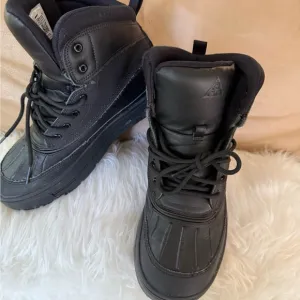 NIKE ACG unisex Black High-Top Boots size 7 Y