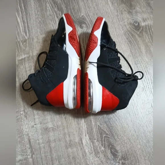Nike Air Jordan Max Aura  Black and Red Sneakers Size 6Y=  7.5 Womens