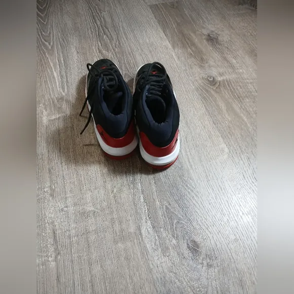 Nike Air Jordan Max Aura  Black and Red Sneakers Size 6Y=  7.5 Womens