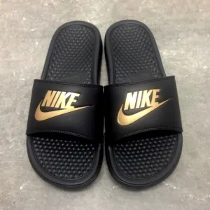 NIKE BENASSI SLIDES JUST DO ITJDI METALLIC GOLD BLACKS GOLDS *