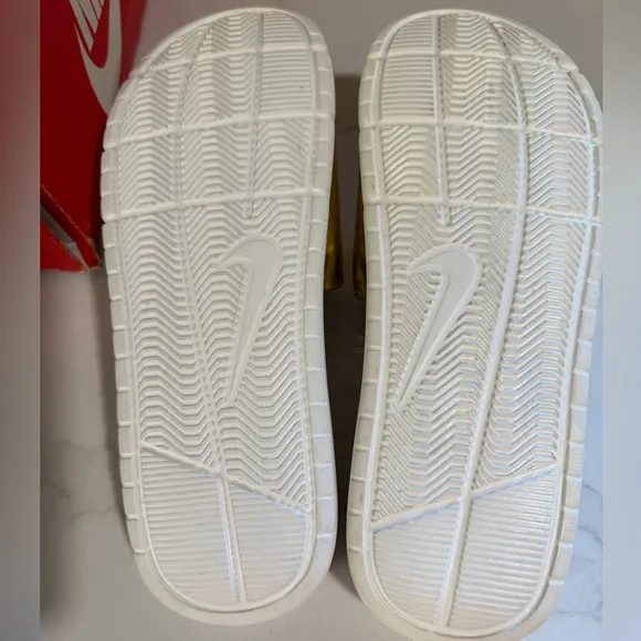 NIKE BENASSI SOLARSOFT MENS 9 METALLIC GOLD SLIDES 696116-770