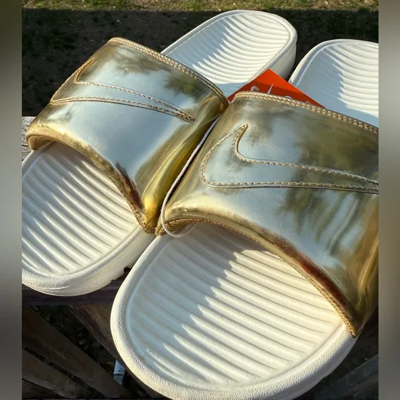 NIKE BENASSI SOLARSOFT MENS 9 METALLIC GOLD SLIDES 696116-770