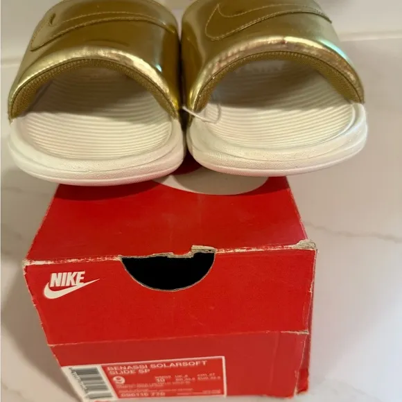 NIKE BENASSI SOLARSOFT MENS 9 METALLIC GOLD SLIDES 696116-770