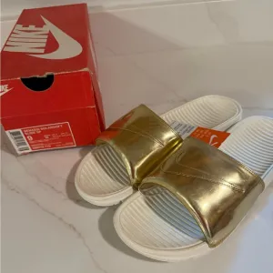 NIKE BENASSI SOLARSOFT MENS 9 METALLIC GOLD SLIDES 696116-770