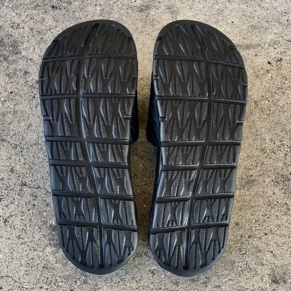 NIKE BENASSI SOLARSOFT SLIDESJDI BLACK RAIDERS CHARCOALS