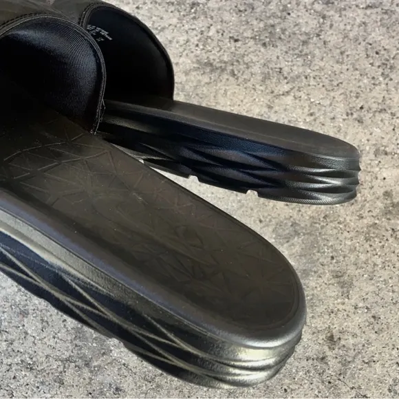 NIKE BENASSI SOLARSOFT SLIDESJDI BLACK RAIDERS CHARCOALS