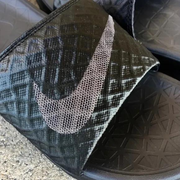 NIKE BENASSI SOLARSOFT SLIDESJDI BLACK RAIDERS CHARCOALS