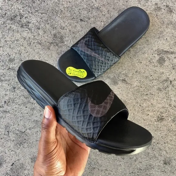 NIKE BENASSI SOLARSOFT SLIDESJDI BLACK RAIDERS CHARCOALS