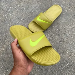 NIKE BENASSI SWOOSHSLIDES NWT LEAF LEAVES GREENS APPLES
