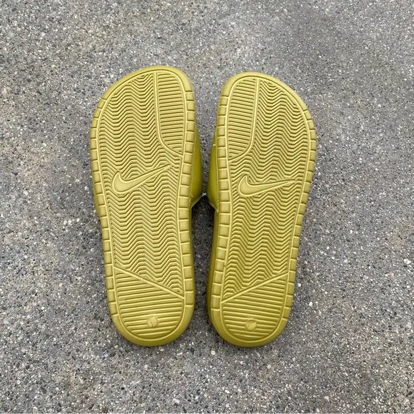 NIKE BENASSI SWOOSHSLIDES NWT LEAF LEAVES GREENS APPLES