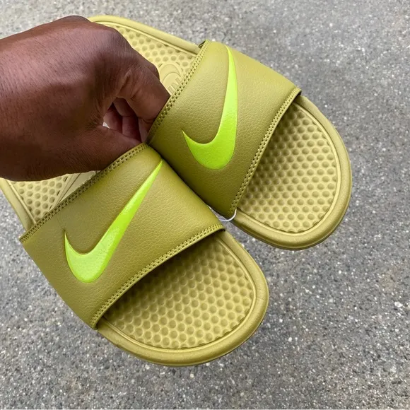 NIKE BENASSI SWOOSHSLIDES NWT LEAF LEAVES GREENS APPLES