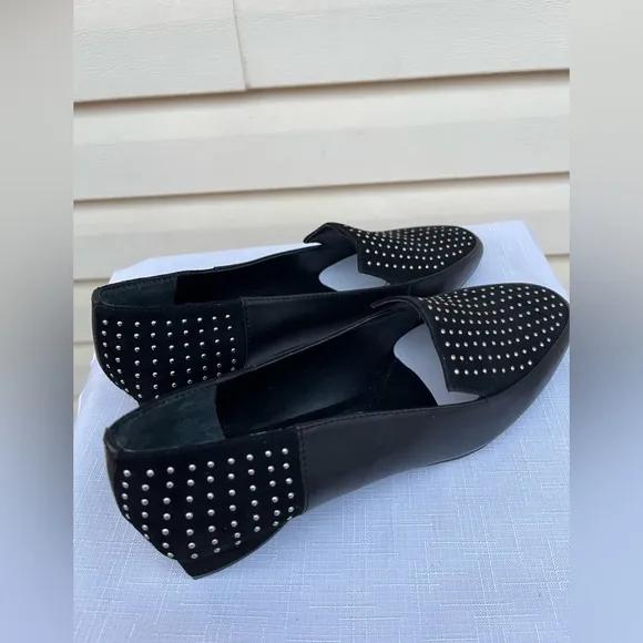 Nordstrom Donald Pliner black pointy nose, studded front/back high end shoes,6.5