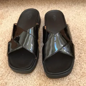 NWOB! UGG size 6.5 black Emily slide sandals