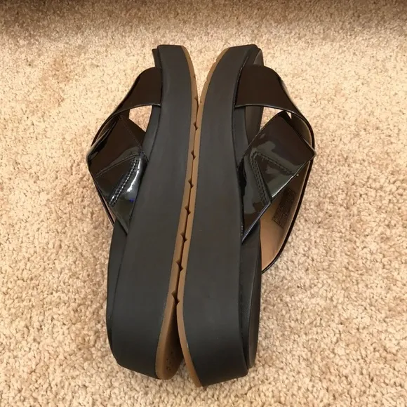 NWOB! UGG size 6.5 black Emily slide sandals