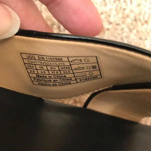NWOB! UGG size 6.5 black Emily slide sandals