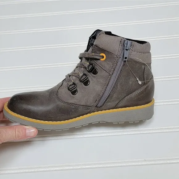 NWOT Clarks Day HI GTX Junior Leather Boots