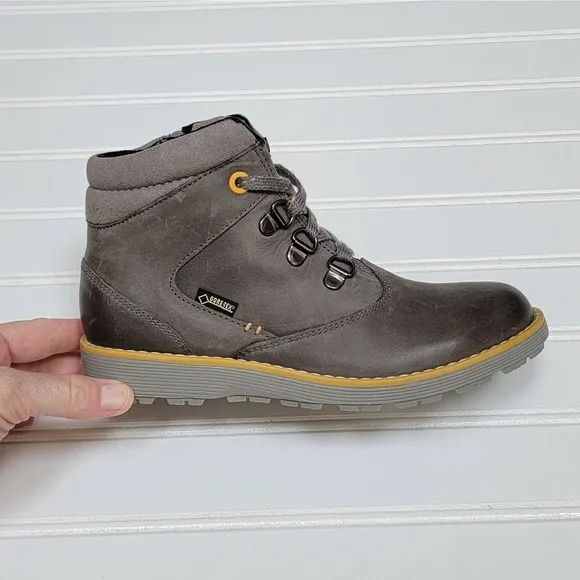 NWOT Clarks Day HI GTX Junior Leather Boots