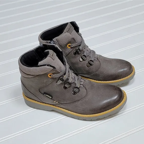 NWOT Clarks Day HI GTX Junior Leather Boots