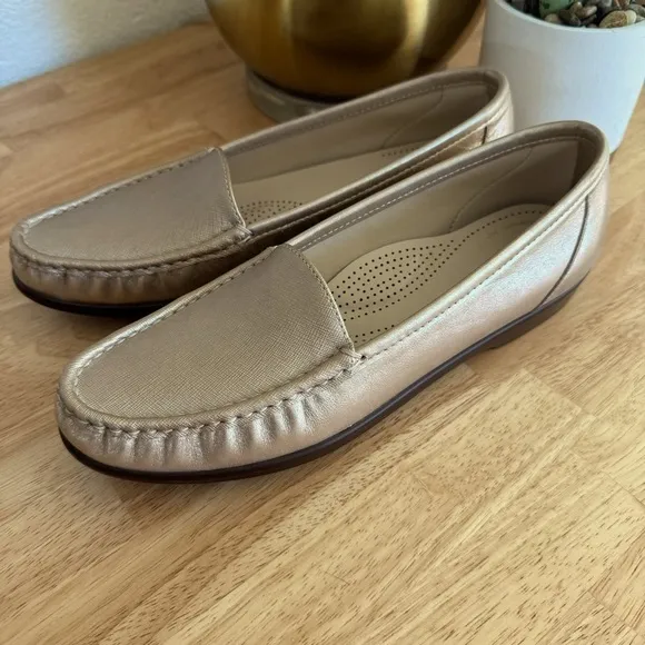 NWOT SAS Tripad Loafers Simplify Metallic Comfort Shoes Women Size 9.5 S Narrow