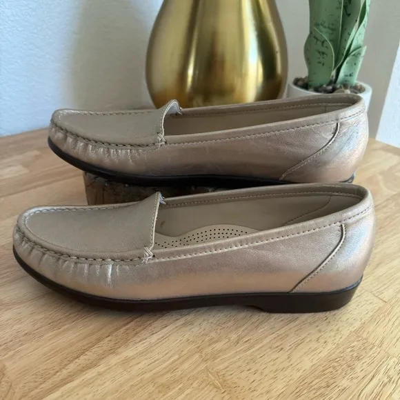 NWOT SAS Tripad Loafers Simplify Metallic Comfort Shoes Women Size 9.5 S Narrow