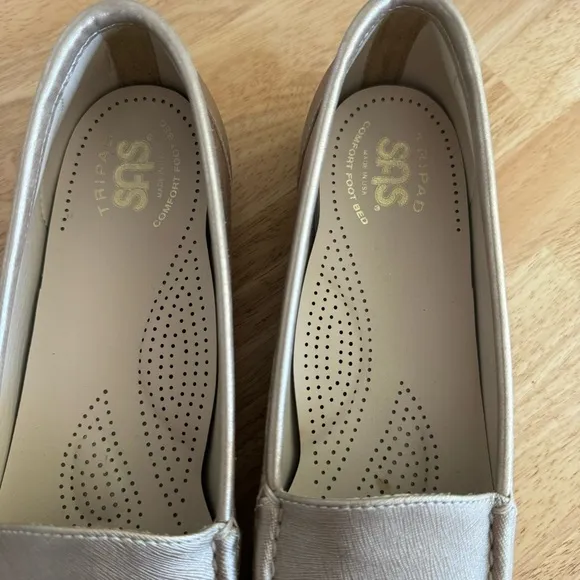 NWOT SAS Tripad Loafers Simplify Metallic Comfort Shoes Women Size 9.5 S Narrow