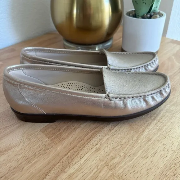 NWOT SAS Tripad Loafers Simplify Metallic Comfort Shoes Women Size 9.5 S Narrow