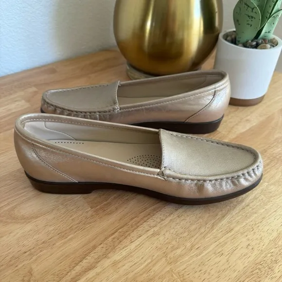 NWOT SAS Tripad Loafers Simplify Metallic Comfort Shoes Women Size 9.5 S Narrow