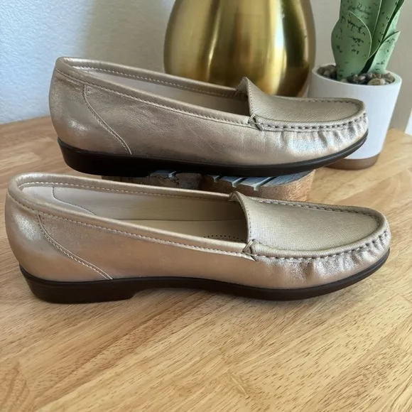 NWOT SAS Tripad Loafers Simplify Metallic Comfort Shoes Women Size 9.5 S Narrow