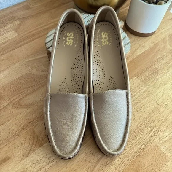 NWOT SAS Tripad Loafers Simplify Metallic Comfort Shoes Women Size 9.5 S Narrow