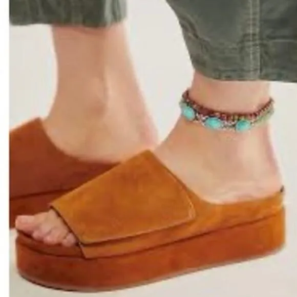 NWOT - Silent D Perry Suede Slide Sandals