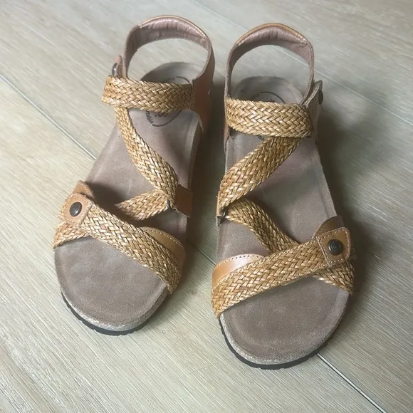 NWOT - Taos Women's Trulie Sandal size 6/6.5 EUR 37