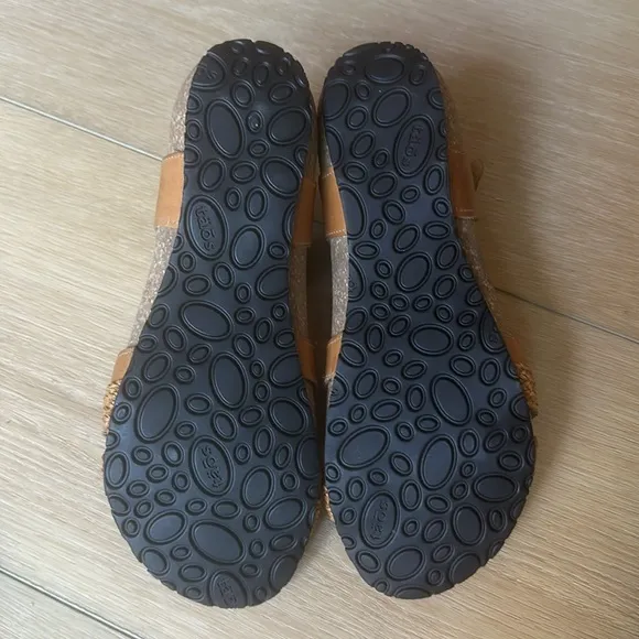 NWOT - Taos Women's Trulie Sandal size 6/6.5 EUR 37