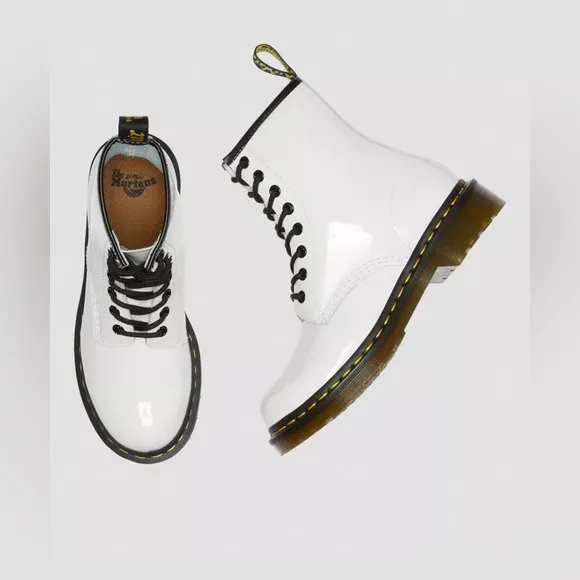 NWT 1460 WOMEN'S PATENT LEATHER LACE UP BOOTS